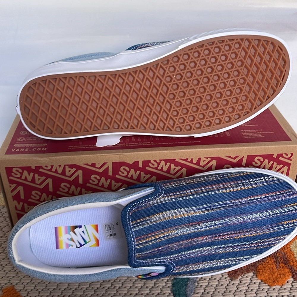 Vans WMNS Classic Slip-On
2gether As Ourselves Multi
VN000BVZCYL
Sneakers - Picture 5 of 16